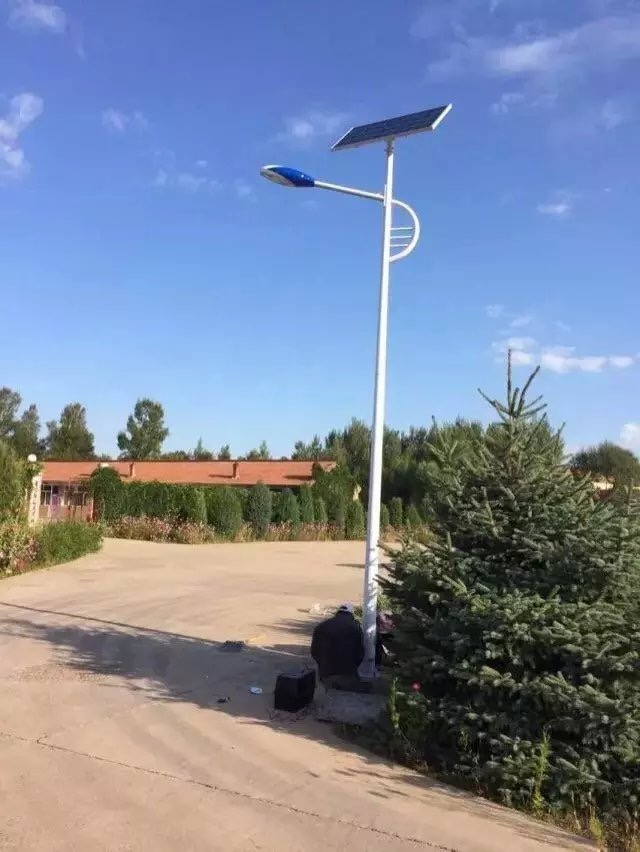 6米特價(jià)太陽(yáng)能路燈01